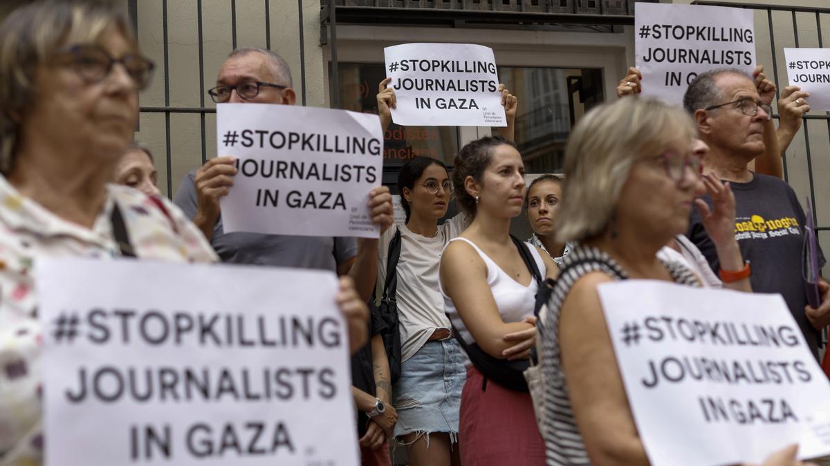 Carteles contra los asesinatos de periodistas en Gaza durante una concentración  en València.