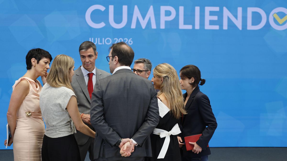 El presidente Pedro Sánchez conversa en la Moncloa con varios miembros de su Gobierno.