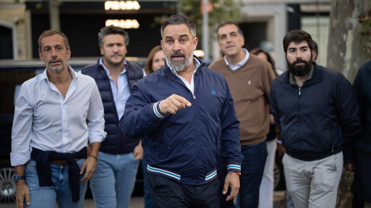 El presidente de Vox, Santiago Abascal, realiza declaraciones a medios de comunicación el pasado 12 de octubre