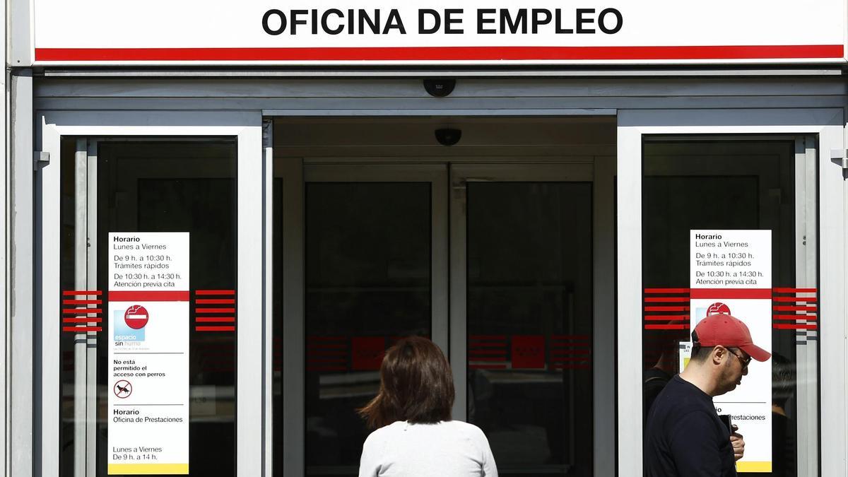 Una mujer entrando en una oficina de empleo.