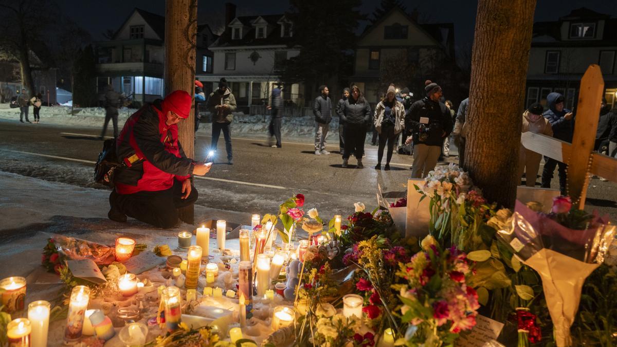 Homenaje a la mujer fallecida por disparos de agentes del ICE.