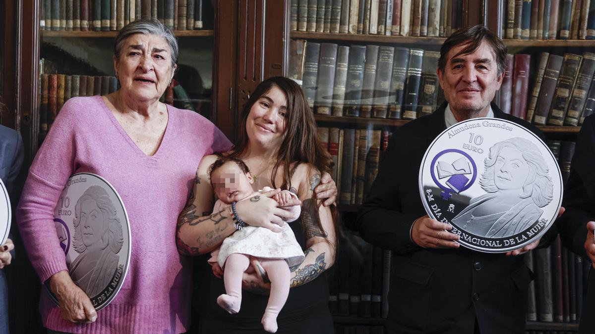 Dolores Grandes, tía de Almudena Grandes; Elisa García Grandes, con su hija y nieta de la escritora, y Luis García Montero durante la presentación de una moneda de colección dedicada a Almudena Grandes.