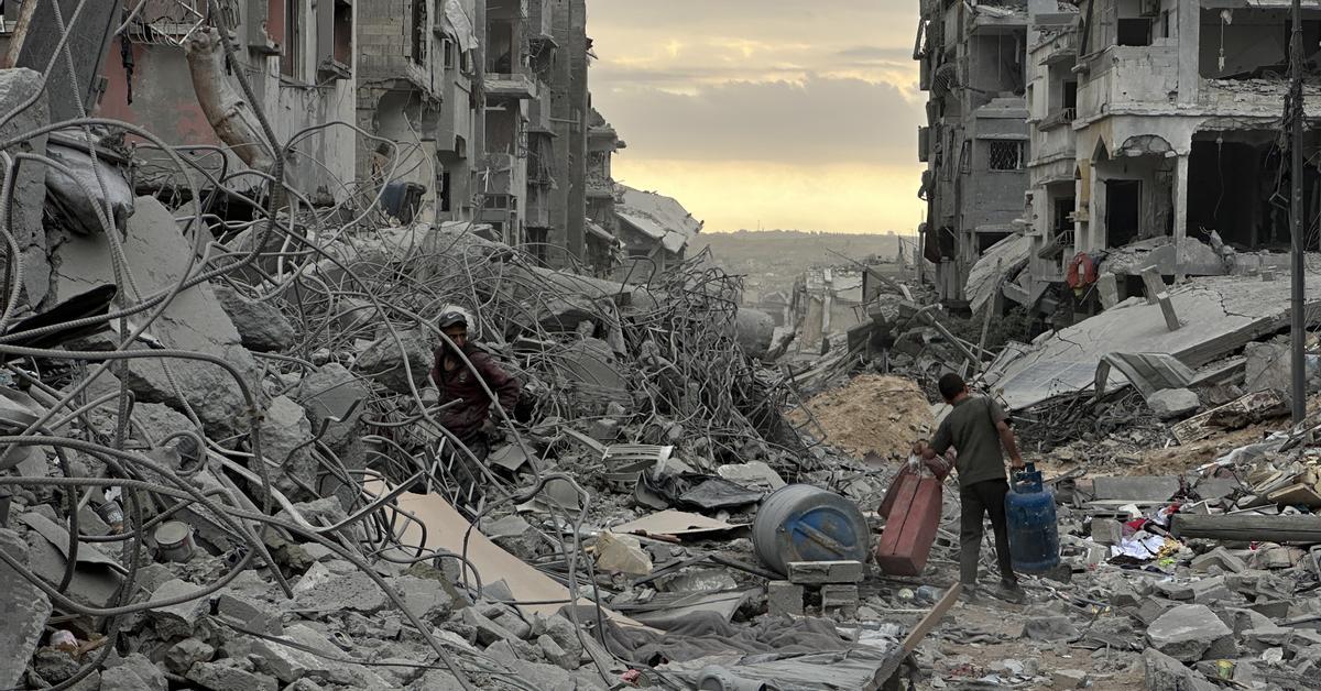 Los primeros prisioneros palestinos liberados por Israel llegan a su destino en Ramala