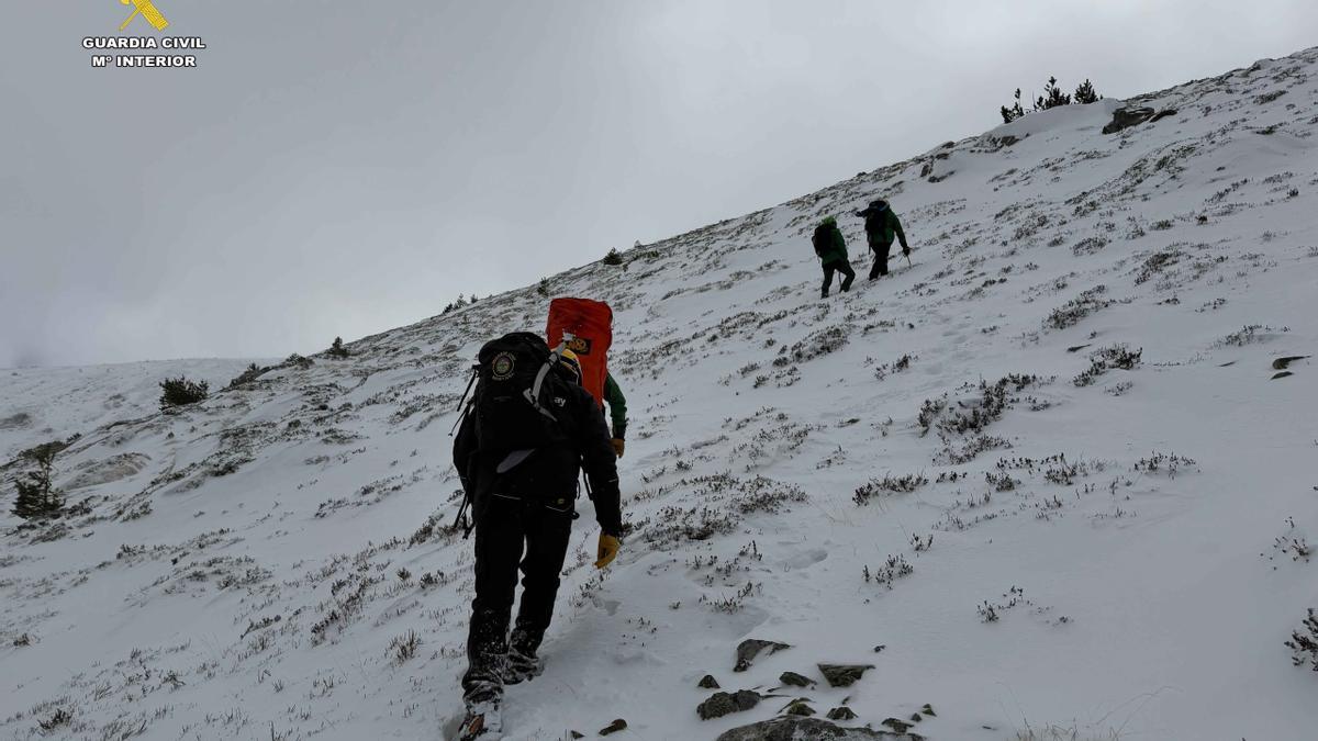 La Guardia Civil durante un rescate en la montaña.