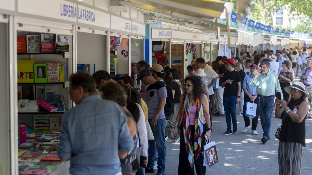 Decenas de personas durante la inauguración de edición de la Feria del Libro de Madrid de 2024, en el Parque del Retiro.