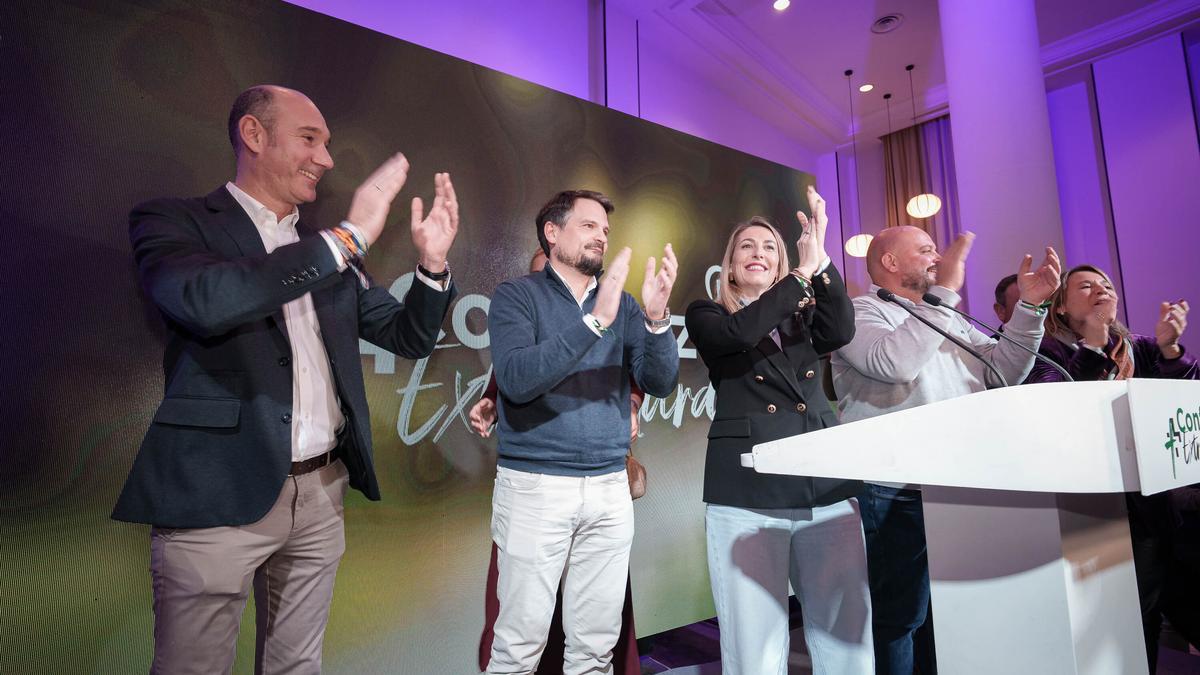 La presidenta de Extremadura, María Guardiola, durante la noche electoral este 21D.