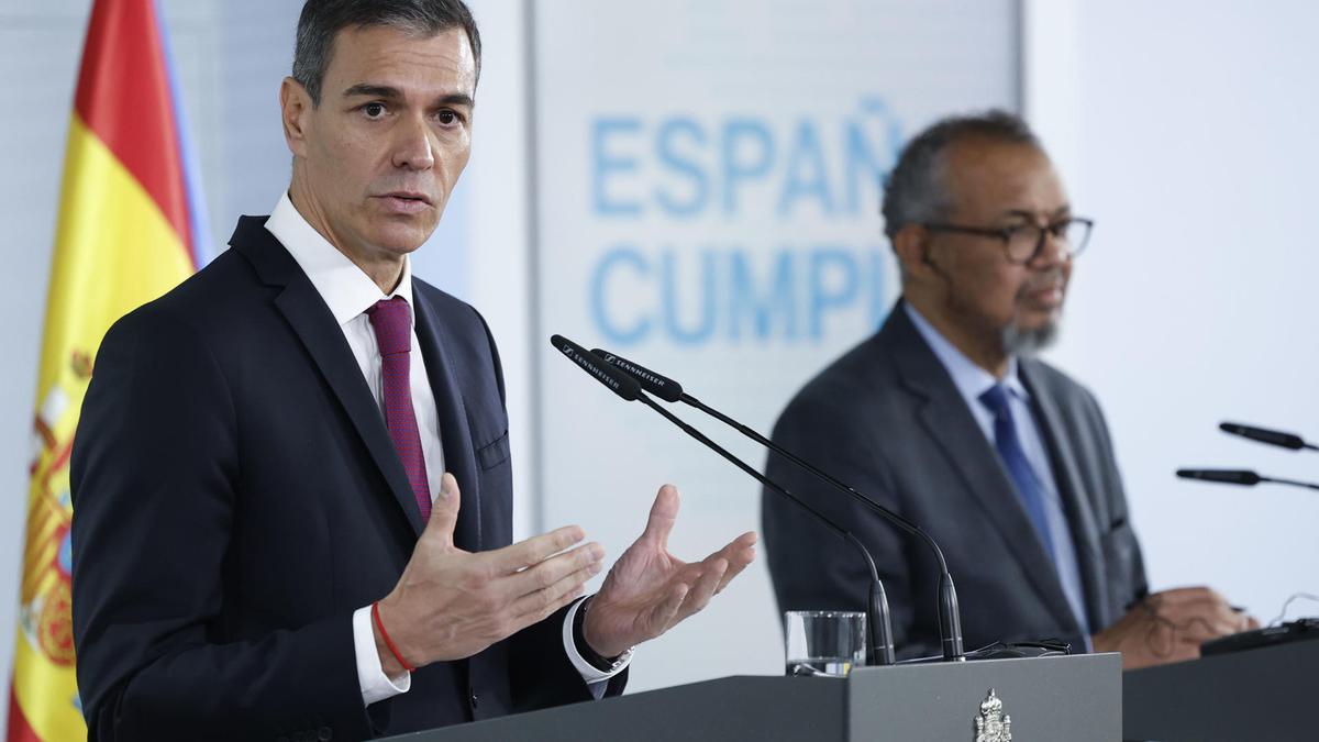 El presidente del Gobierno, Pedro Sánchez, y el director general de la Organización Mundial de la Salud, Tedros Adhanom, durante la rueda de prensa