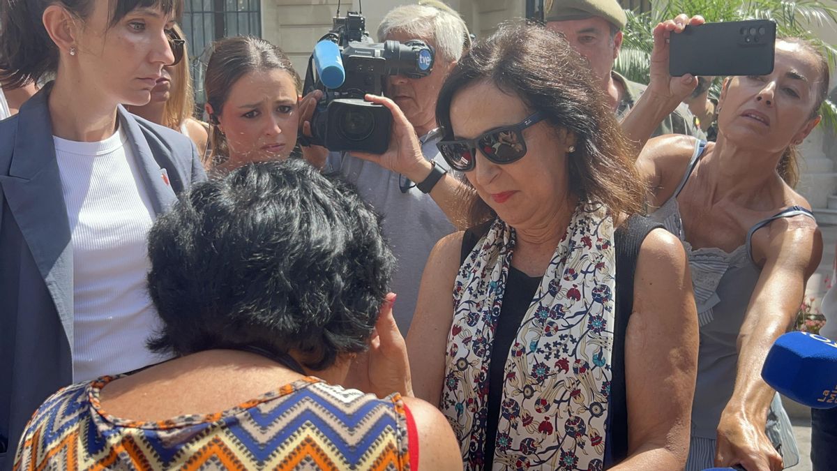 La ministra de Defensa, Margarita Robles, escucha las quejas de vecinos de Ceuta en su vista a la ciudad autónoma este miércoles.