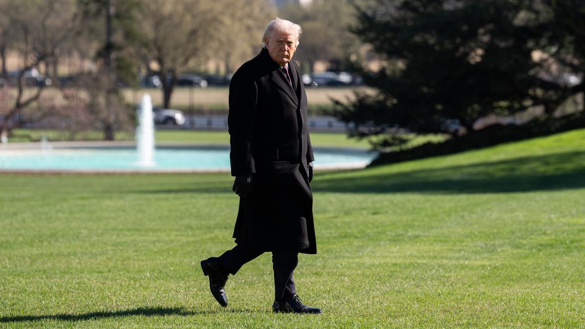 Trump en los jardines de la Casa Blanca a su regreso de una ceremonia de recepción de cadáveres de soldados de su país.