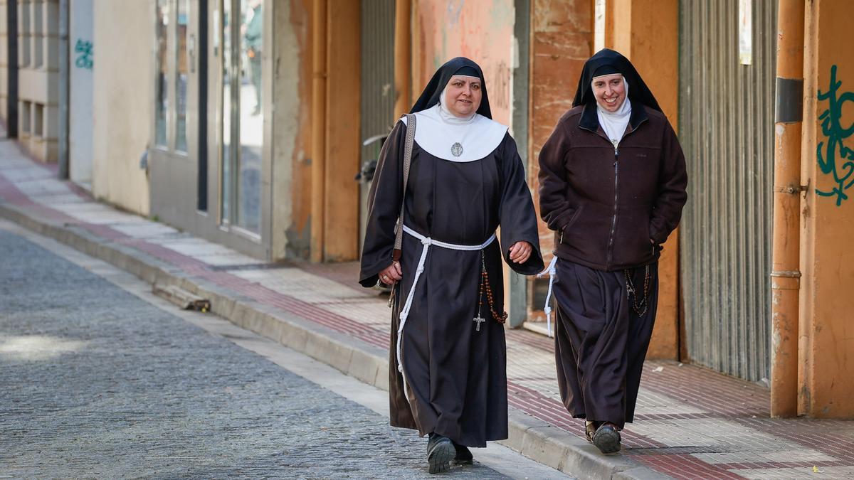 Dos exmonjas de Belorado a su llegada a los juzgados de Briviesca (Burgos) en noviembre de 2025.