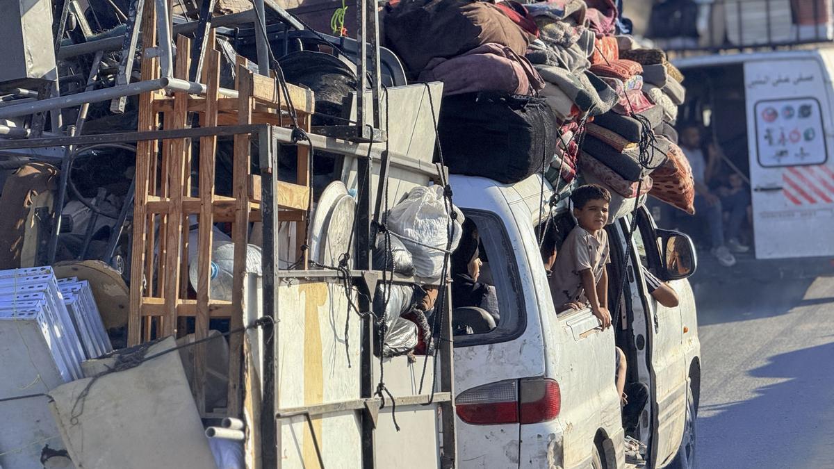 Miles de personas se desplazan este viernes desde la ciudad de Gaza hacia el sur de la Franja de Gaza.