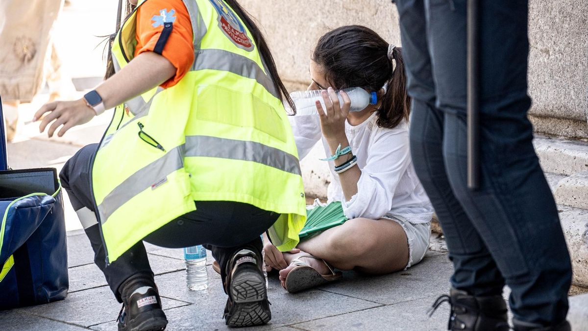 Una persona es atendida por un golpe de calor durante la espera de la llegada del Papa León XIV a la Catedral de Santa María de la Almudena, a 8 de junio de 2026, en Madrid.