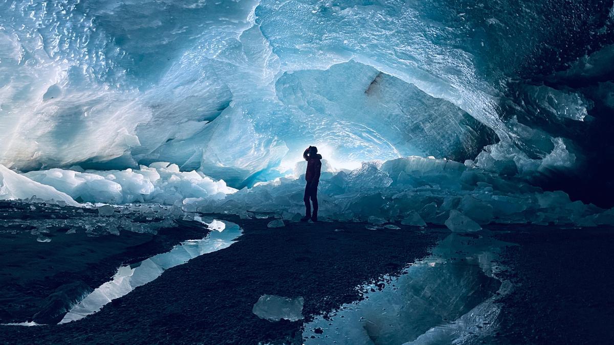 Imágenes tomadas dentro de la cueva glaciar situada en la parte frontal del glaciar Morteratsch (Suiza) en octubre de 2025.