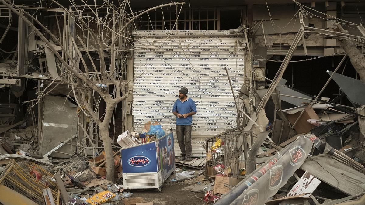 Un hombre se encuentra este lunes, entre las ruinas de un edificio bombardeado en Teherán.