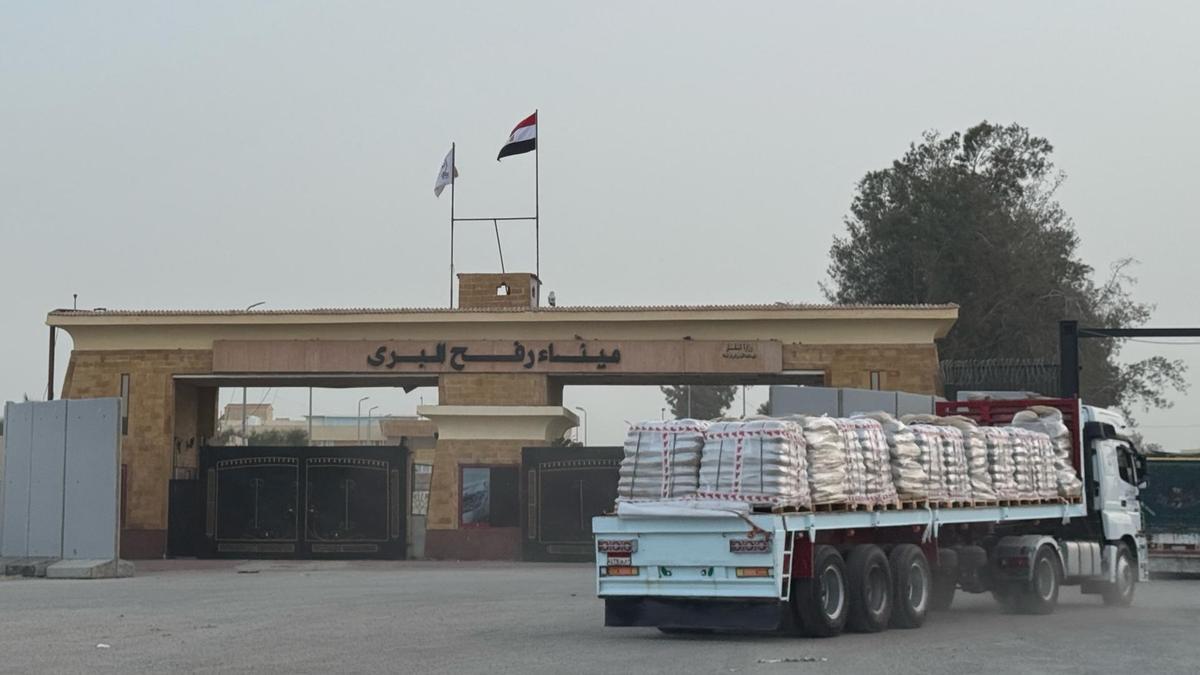 Un camión con ayuda humanitaria avanza por el paso fronterizo de Rafah, entre Egipto y la Franja de Gaza.