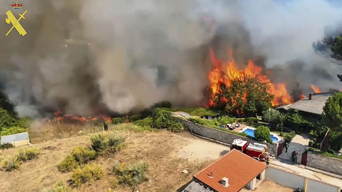 El fuego avanza en la localidad de Cenicientos (Comunidad de Madrid).