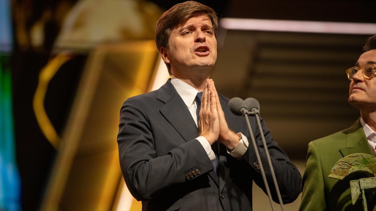 El presentador Marc Giró recoge un premio durante la gala de los Premios Ondas 2023.