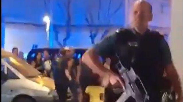 Un guardia civil en el lugar del homicidio.