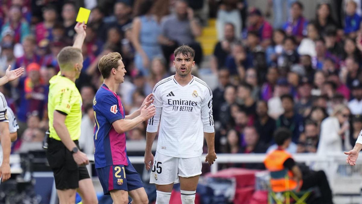 El defensa del Real Madrid Raúl Asencio ve tarjeta amarilla.