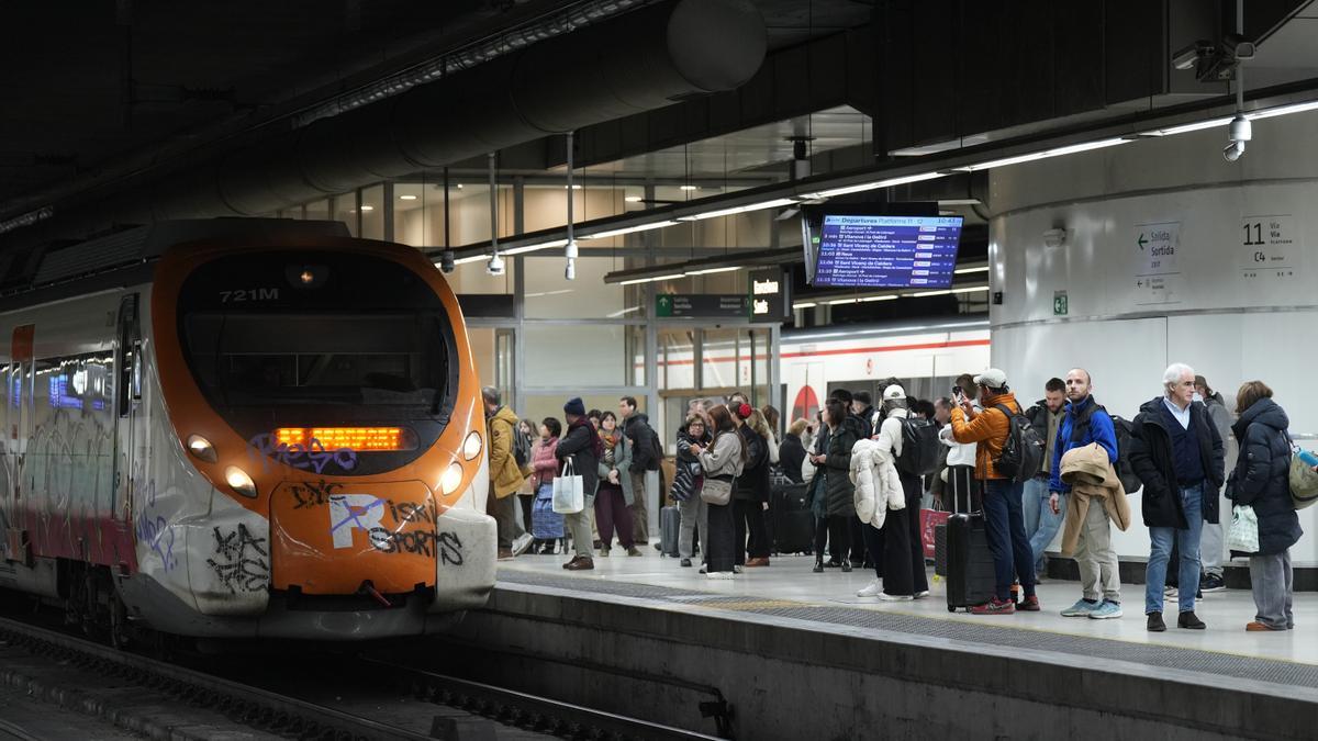 Usuarios de Rodalies en la estación de Sants en Barcelona, Catalunya.