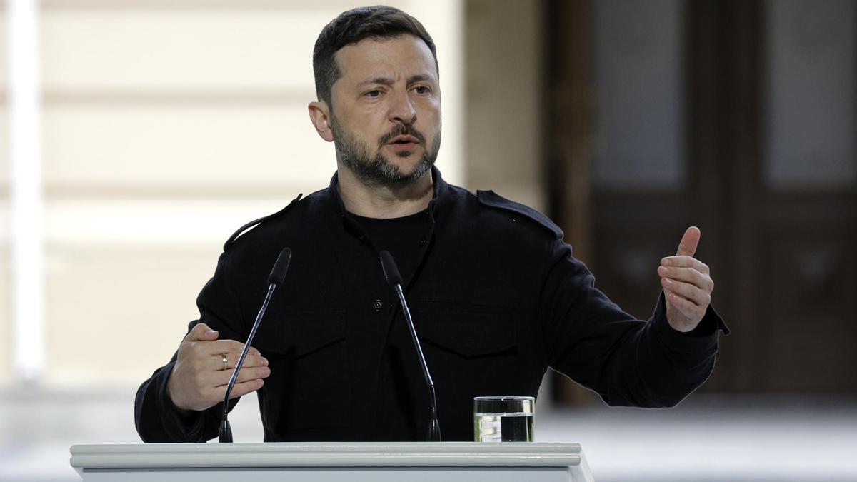 El presidente ucraniano, Volodímir Zelenski, habla durante una rueda de prensa conjunta tras una reunión de la "Coalición de la Voluntad".