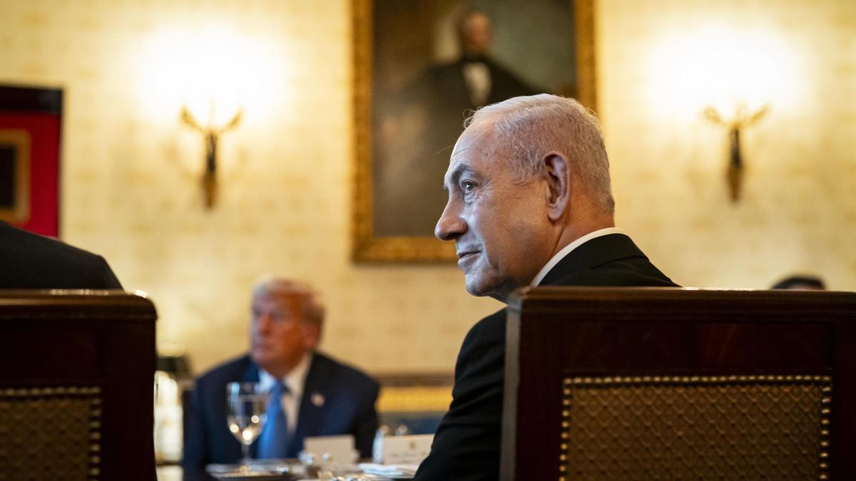 El primer ministro israelí, Benjamin Netanyahu, con el presidente de EEUU, Donald Trump, de fondo, durante el viaje del primero a Washington.