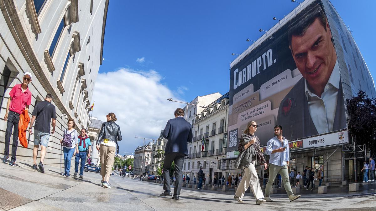 La lona colocada por Hazte Oír sobre Pedro Sánchez a escasos metros del Congreso de los Diputados.