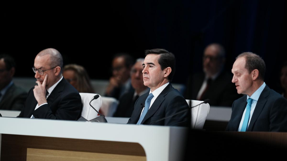 (I-D) El CEO de BBVA, Onur Genç, el presidente de BBVA, Carlos Torres Vila, y el secretario general y del Consejo de Administración de BBVA, Domingo Armengol, durante una Junta General de Accionistas del BBVA, en el Palacio de Euskalduna de Bilbao, a 15 d