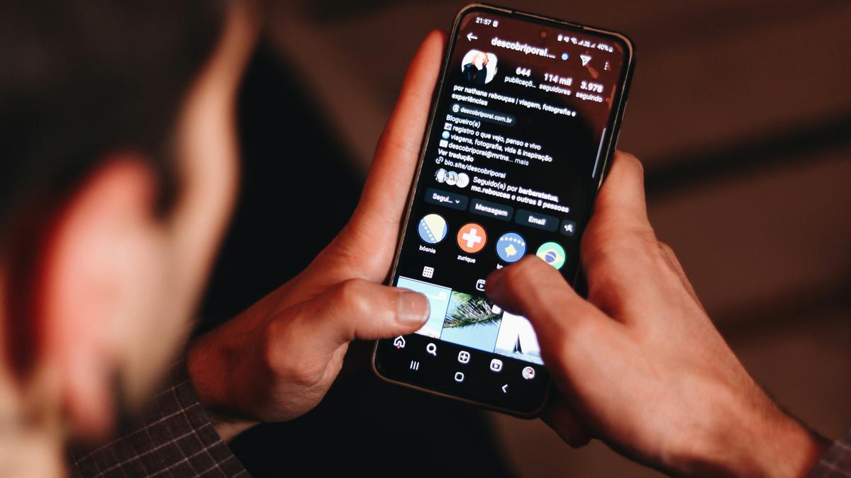 Un usuario consulta una red social en su teléfono móvil.