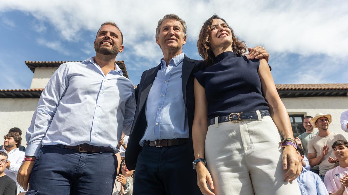El presidente del Partido Popular, Alberto Núñez Feijóo (c), interviene junto a la presidenta del PP regional y de la Comunidad de Madrid, Isabel Díaz Ayuso (d), y el alcalde de Arganda del Rey, Alberto Escribano (i)