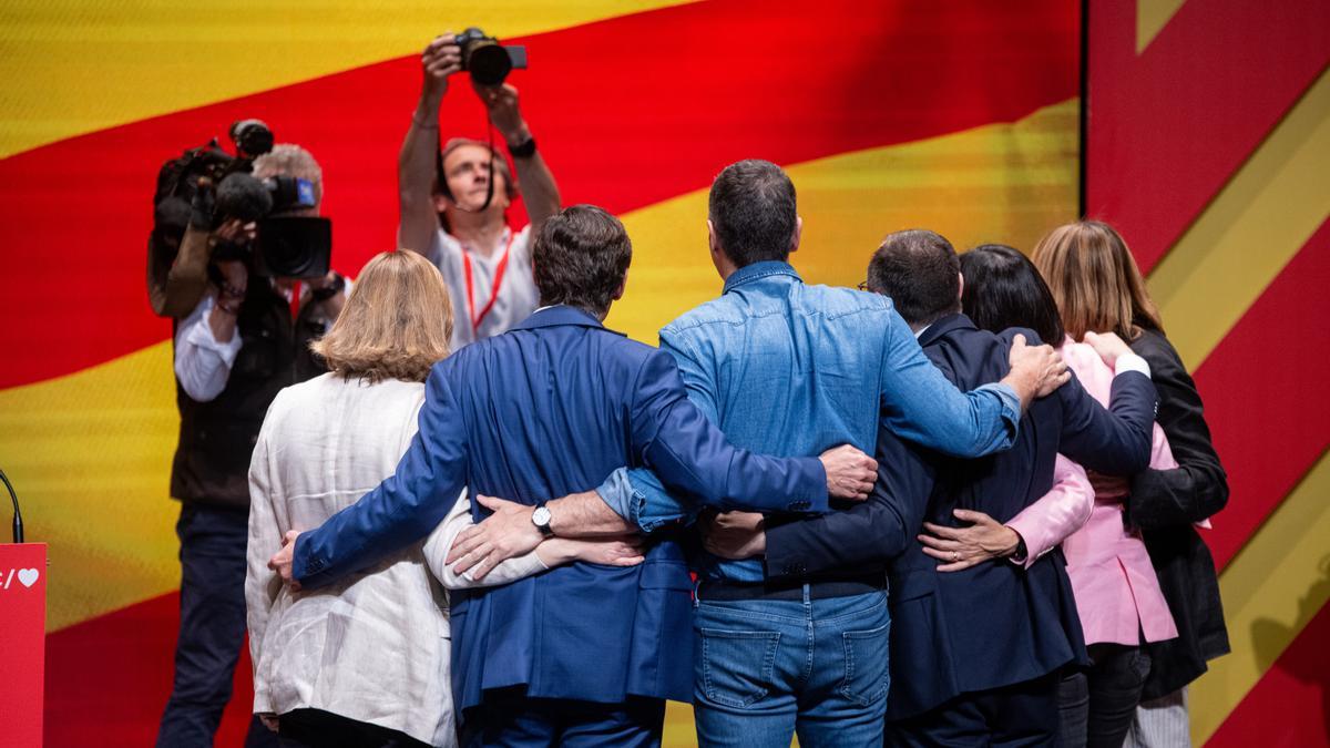 El PSOE se abraza con fuerza al PSC para capear el temporal