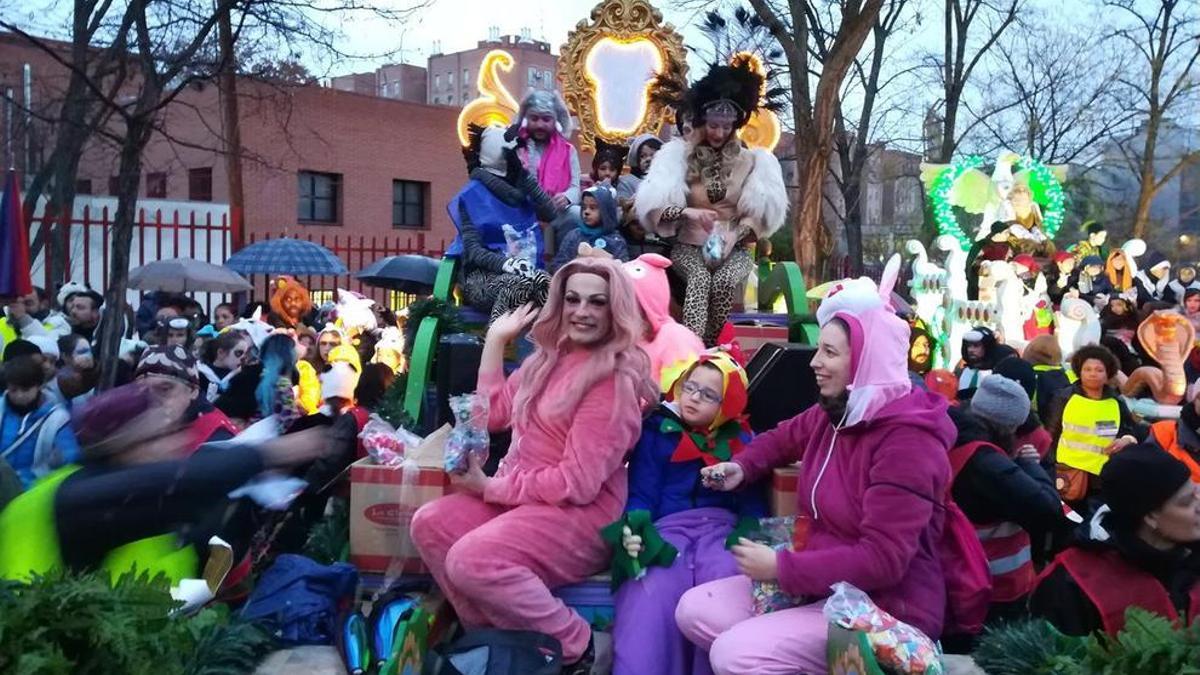 Carroza de 'La Prohibida' en la cabalgata de Reyes de Vallecas
