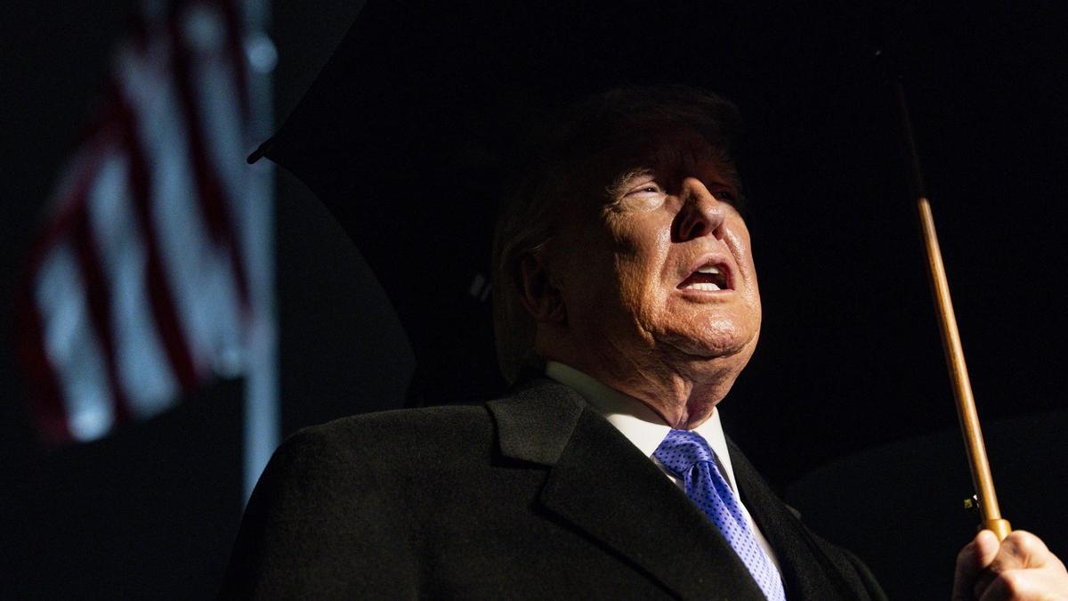 El presidente estadounidense, Donald Trump, habla con la prensa antes de salir de la Casa Blanca en Washington, D.C.