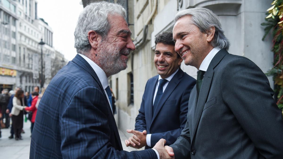 El director de Gabinete de Isabel Díaz Ayuso, Miguel Ángel Rodríguez (i), saluda al presidente de la Fundación Conexus, Manuel Broseta (d), en presencia del expresidente valenciano Carlos Mazón