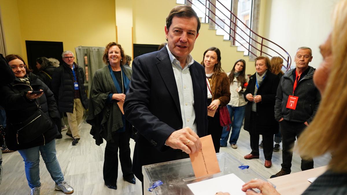 El candidato del PP a la reelección como presidente en la Junta de Castilla y León, Alfonso Fernández Mañueco, ejerce su derecho al voto