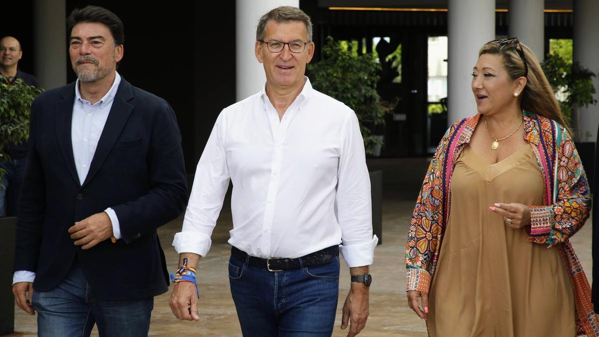El presidente del Partido Popular, Alberto Núñez Feijóo (c), y el alcalde de Alicante, Luis Barcala (i), en mayo de 2023