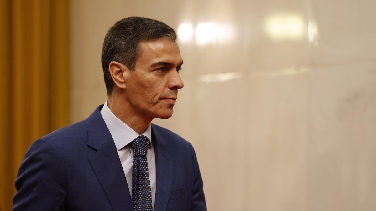 El presidente del Gobierno español, Pedro Sánchez, llega a una reunión con el presidente chino (que no aparece en la imagen) en el Gran Salón del Pueblo de Pekín, China, el 14 de abril de 2026.