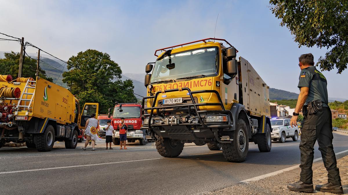 Un camión autobomba auxilia en la extinción del incendio de Jarilla (Cáceres).