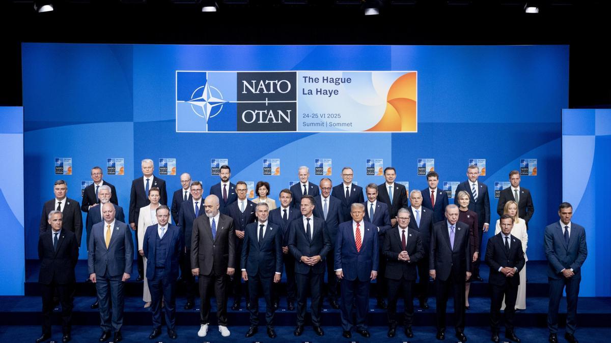 Líderes gubernamentales posan para la foto de familia durante la Cumbre de la OTAN en el Foro Mundial de Países Bajos.