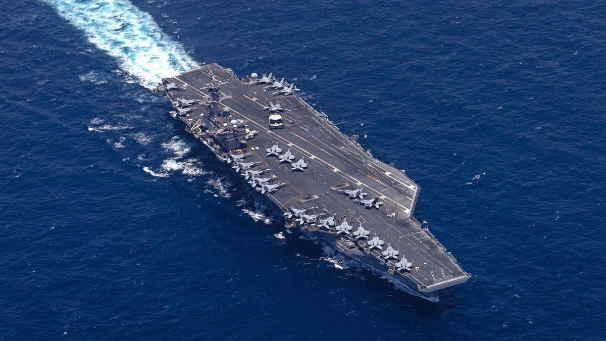El USS George H.W. Bush (CVN 77) navega por el mar Arábigo.