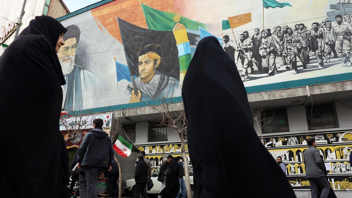 Mujeres iraníes vestidas con chadores negros caminan por Teherán, Irán, el 14 de enero de 2026.