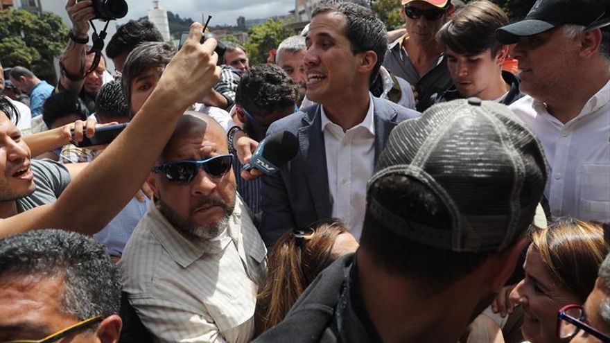 Juan Guaidó saluda a sus simpatizantes durante un cabildo abierto este sábado, en Caracas (Venezuela).