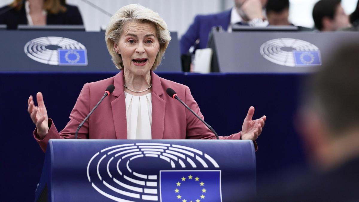 La presidenta de la Comisión Europea, Ursula von der Leyen, interviene durante un debate en el Parlamento Europeo en Estrasburgo.