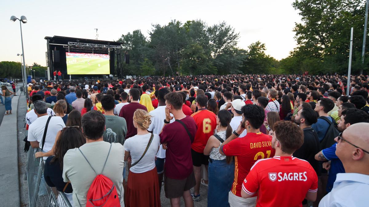 Espectadores del partido de semifinales de la Eurocopa entre España y Francia en 2024 en Madrid.