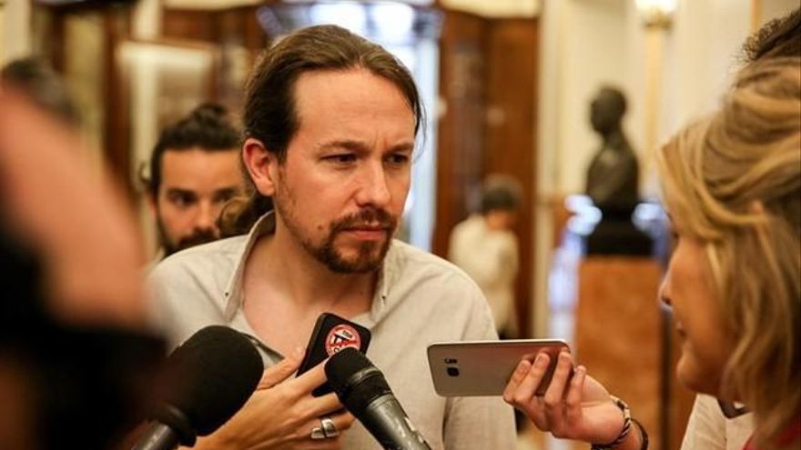 El líder de Podemos, Pablo Iglesias, atiende a los medios a su salida del Congreso