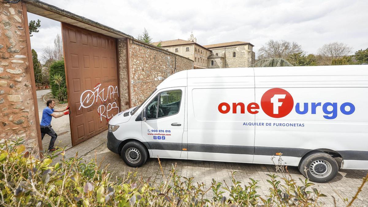Una furgoneta llegando al convento donde están las exmonjas de Belorado.