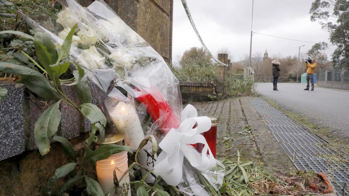 Flores y velas colocadas en Rianxo (A Coruña), donde fue hallado el cuerpo de Diana Quer.