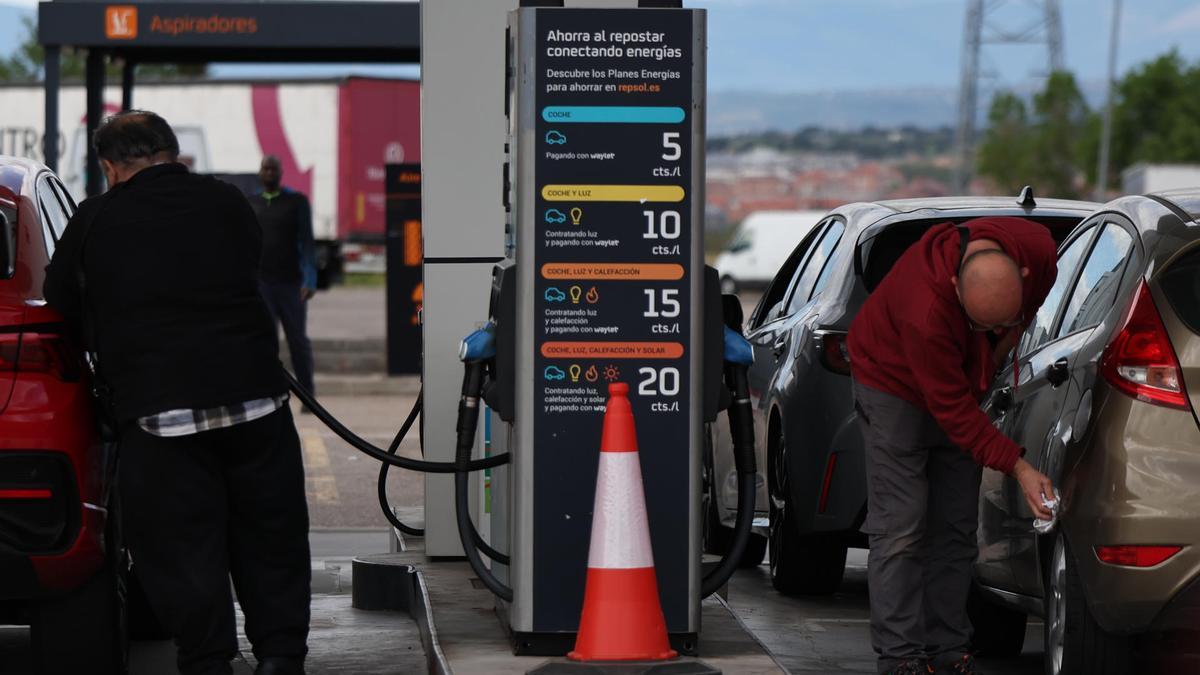 Precios en una gasolinera de Repsol en Toledo este martes, 14 de abril.