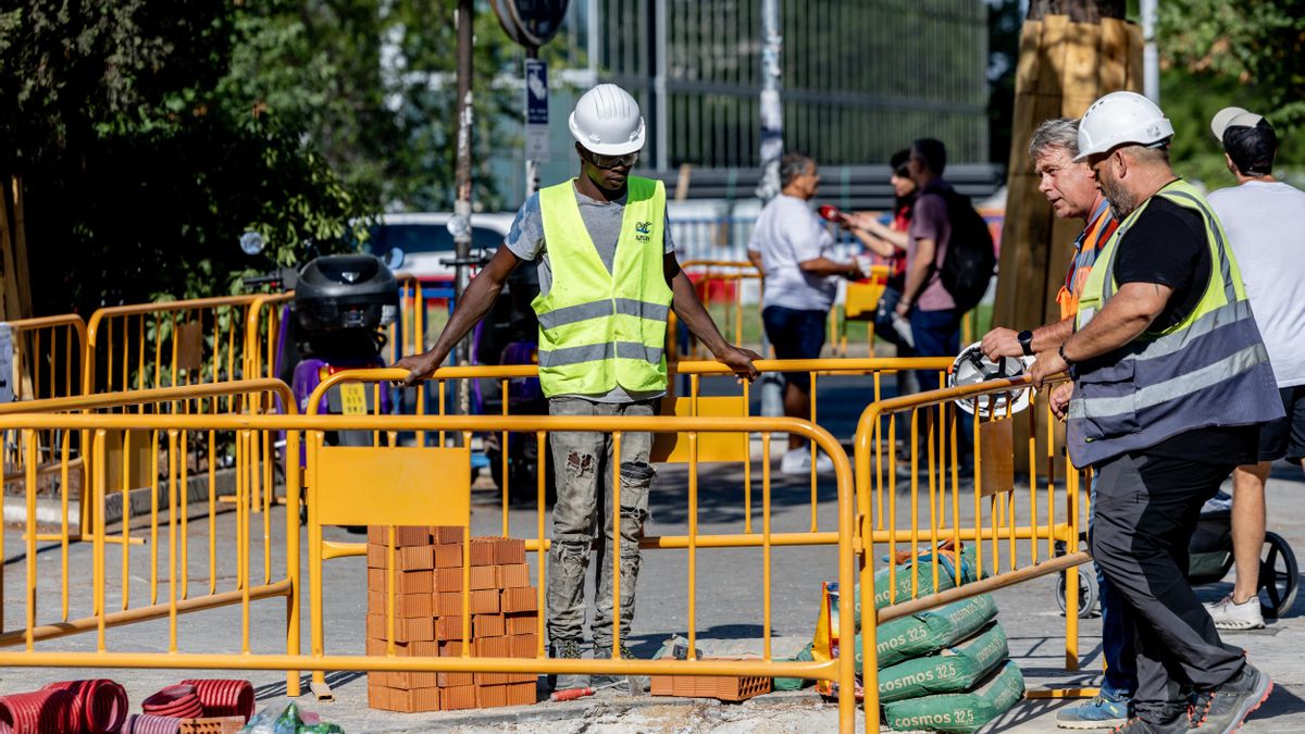 Varios obreros trabajan al sol en Madrid.