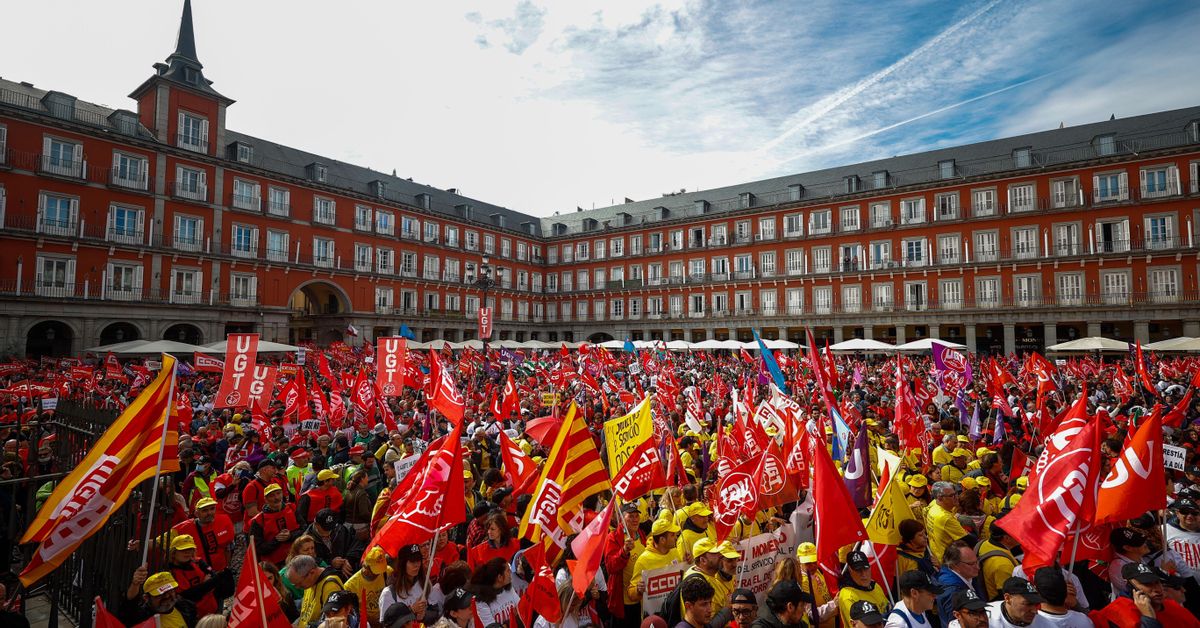 CCOO y UGT apremian en la calle a patronal y Gobierno a subir los ...